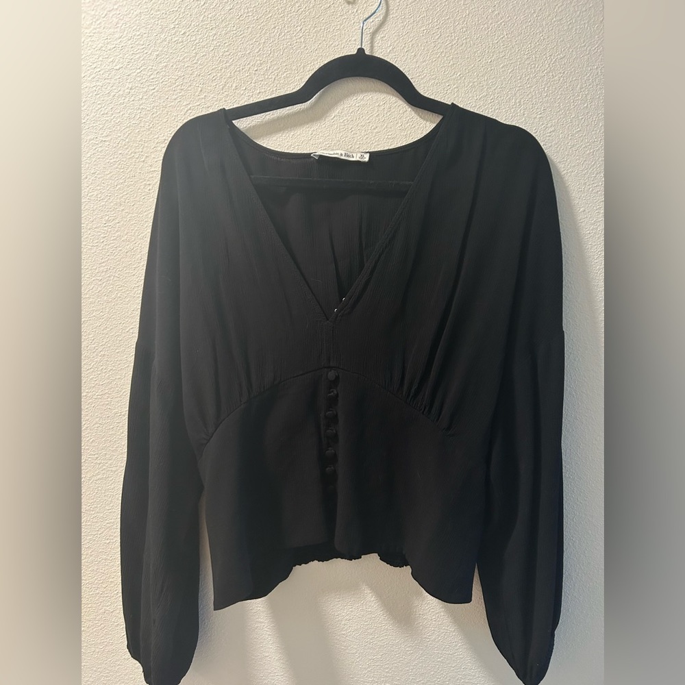 Abercrombie long sleeve v-neck black top with buttons / size XL